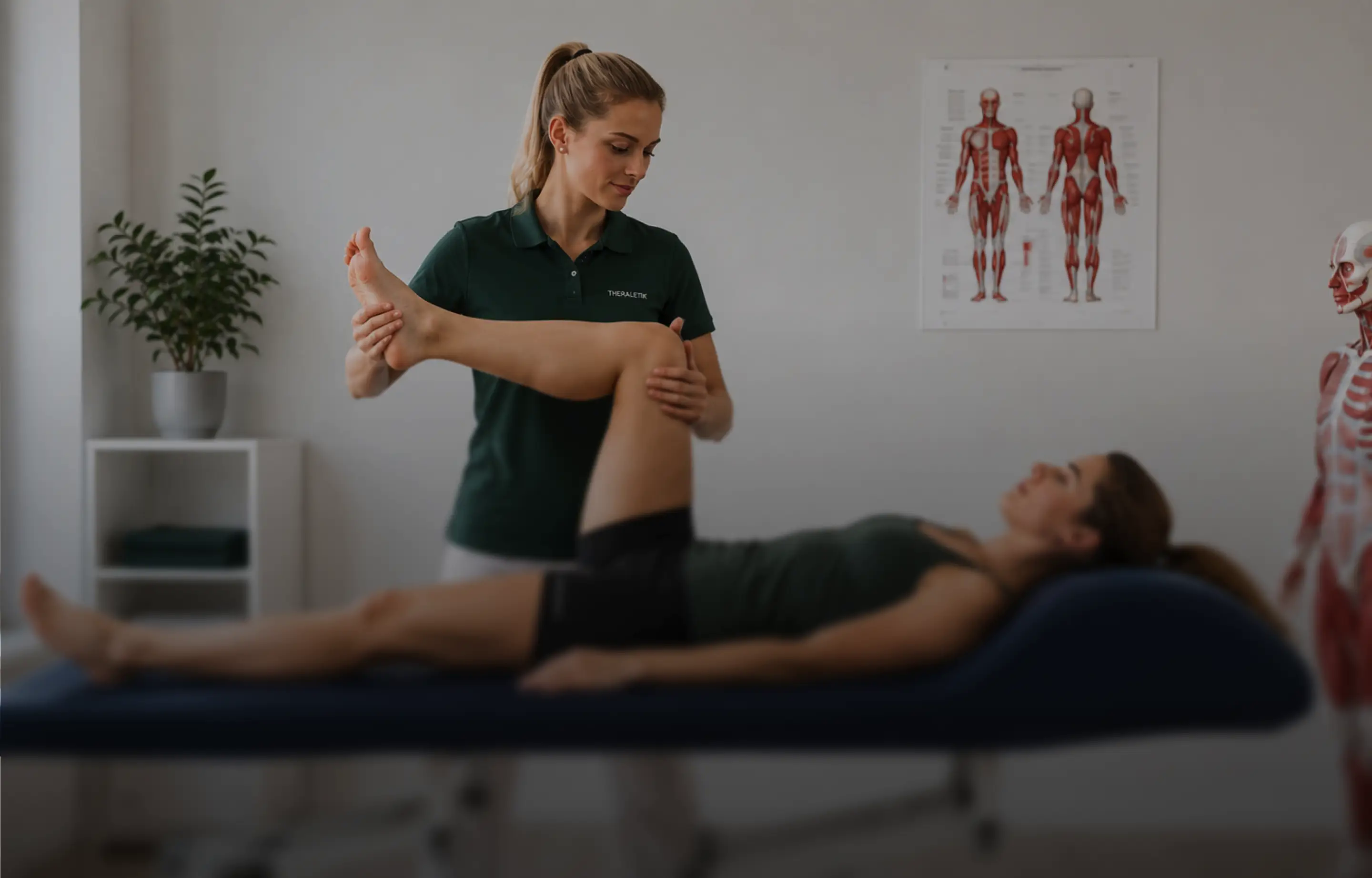 Physiotherapeutin behandelt einen Patienten
